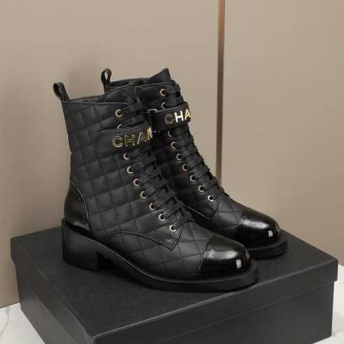 冲量价: CC小香秋冬牛皮短靴马丁靴新品fw new arrival～香家马丁靴基础版型，利落帅气！挺阔饱满，帅气拿捏！流线，材质，工艺严苛遵循原版精髓 鞋面：