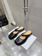 Maisom Margiela mm6马吉拉经典分趾半拖 这双热度超高的单品 必须人手一双入手了 不能错过的单品 炸裂了 独家原版购入开发 不能错过的一款 鞋面