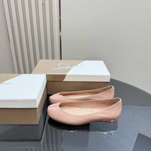 margiela X Christian Louboutin 这波春来乍到的联名还挺戳我的 把Tabi和锐利时髦的Cl融合的很嗲 穿了一套觉得会很配的Outfi