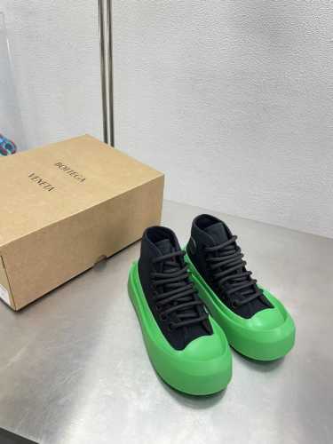 Bv新款大头鞋 Jumbo系列单品 P350绿地黑面 最近火的一塌糊涂，之前都是要预订等两个月的，馆语趁着还有货抓紧上车啦 熊猫配色 不要太舒服，不要太好搭 面