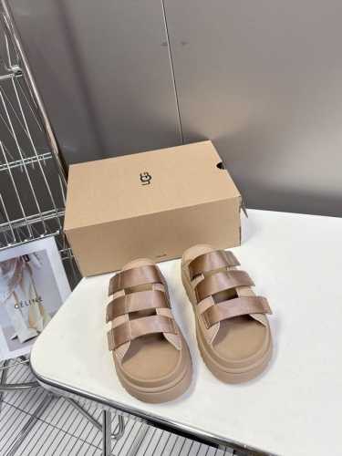 Ugg春夏最新松糕厚底拖鞋 一款不会撞衫的鞋子、简约的隔板设计鞋面 魔术贴带子 春夏必备款、无论什么裤子裙子都能驾驭 上脚非常舒适好看鞋底超级轻 妥妥的增高神器