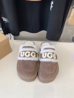 出厂价 厚底UGG logo拖鞋太火啦 一眼就上头的款式 胖胖的方圆头鞋 加上羊毛边边logo 憨憨的可爱。鞋身很轻巧 走路简直可以跳起来！ 四色:栗色 咖色