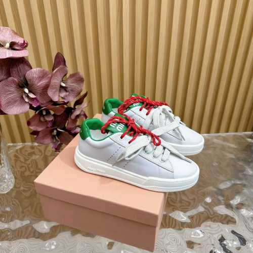 顶级版本Miumiu 2024早春新品轻便啊运动鞋 Miu Miu 缪缪大秀上爆出的这双球鞋 后全球各大代购官网火爆上市. 简单很随意不羁又能体现单宁美感，整双