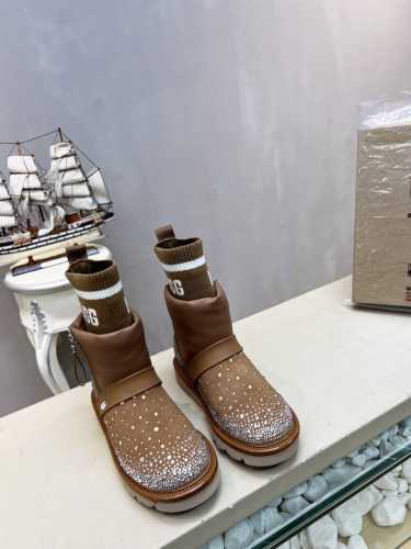 UGG 22*冬季 水钻星空点缀袜子筒新款雪地靴！ 本年度最新流行元素，多种工艺碰撞拼色系列！彰显时尚高级感！ 鞋面：进口牛反绒进口漆皮 组合 鞋筒：采用UGG