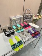 迪家平底一字拖鞋 鞋面：尼龙棉热熔胶电绣编织，刺绣字母，内里：羊皮，垫脚3D打印图案设计独特风格 大底：意大利进口真皮底 码数：35-42