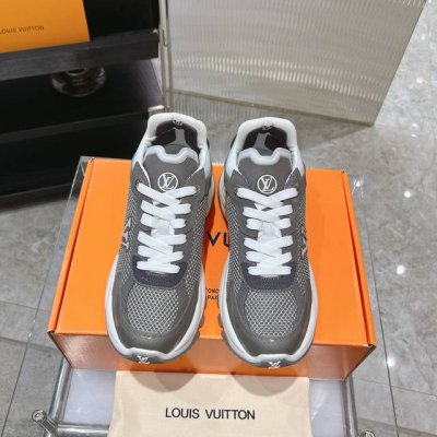 工厂价： 5 顶级代购版本 Lv Run55独家爆款摩登增高运动休闲鞋° 原版 10260购入开发做货 舒适感极佳 像踩在云朵上 鞋面选材原版进口的dk透气网格