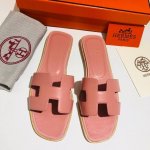 顶级品质 上新hermes 2019爱马仕 光面皮 鞋面进口小牛皮，内里水染山羊皮。 超级有档次的一款贵妇h拖鞋，绝对人手一对。 100%购入正品1：1定制，楦