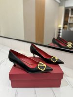 出厂价： Valentino 华伦天奴推出全新单鞋系列，单鞋款高跟鞋尖头V扣凉鞋。上脚非常修脚型 重点是很好非常好驾驭 不磨脚不累脚 行走神器！ 金属VLOGO