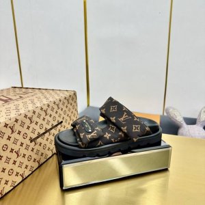 lv爆款齐色男女同款 情侣码 路易威登面包拖 又一爆款 最新 强调 100%真羽绒填充 Lv一出即巅峰的超爆款的老花拖鞋面包的脚感 软绵绵的超舒服 火爆小红书