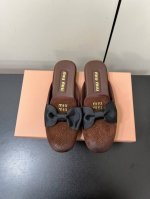 Miumiu春夏新品蝴蝶结配饰雕花冲孔平底乐福鞋单鞋拖鞋系列 即优雅又可爱 带弧形的小圆头 完美演绎赫本风 上脚可爱又减龄 配上袜子又满满学院风 鞋面采用进口混