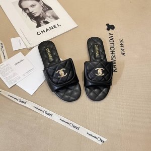 橙子出厂价P P110 Chanel 香奈儿春夏新款 经典书包扣翻盖平底拖鞋 金属扣菱格凉拖 经典永不过时～翻盖式书包锁扣设计风格～显瘦百搭～穿不腻的拖鞋！脚感