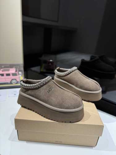 UGG 2024new arrival～ ugg 秋冬厚底民族风拖鞋新色 说到UGG大家都会想起就死皮毛一体经典款一定不陌生，但是UGG其它新潮热款可能姐妹们
