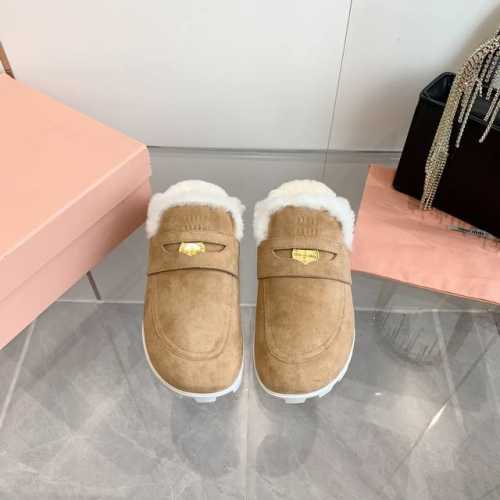 MiuMiu秋冬新品羊毛半拖 ！进口蓬松柔软组合羊毛 独特慵懒个性风格！上脚百搭暖底.女士们的最爱.很棒的适合度. 原版开发 全套包装 鞋面：牛京.羊毛内里.原
