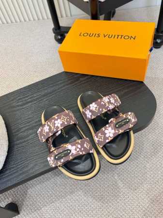 米米 Lv 新款拖鞋火热上新 E还没拍照就一直在卖卖 卖，可想而知火热程度、依旧是经典老花纹搭配Logo定制扣 子、非常适合日常休闲居家、3]个颜色选择每一个都 - 点击图像关闭