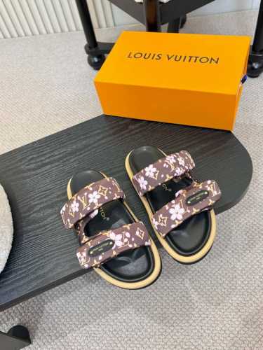 米米 Lv 新款拖鞋火热上新 E还没拍照就一直在卖卖 卖，可想而知火热程度、依旧是经典老花纹搭配Logo定制扣 子、非常适合日常休闲居家、3]个颜色选择每一个都