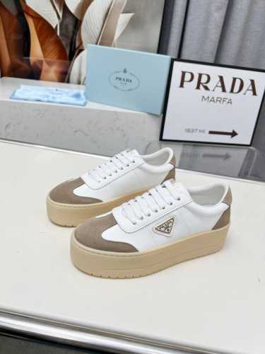 上新了 普拉达出厂价： Prada普拉达 最新 厚底 松糕鞋 三角标 休闲运动鞋 小白鞋面料: 原版定制进口头层牛皮内里: 原版进口羊皮底厚: 4.5CMSiz