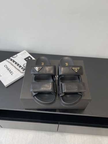 prada 普拉达 25Ss夏季新款 凉拖鞋 想起了小时候上学同学们穿的魔术贴涼鞋仁 经典设计 永不过时 选鞋子注重美观的同时 舒适是最重要的 这款鞋子平底设计