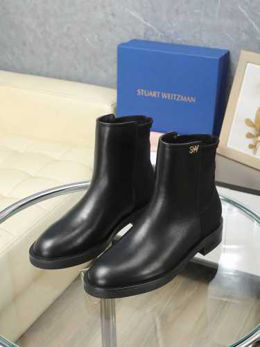 STUART WEITZMAN短靴实物拍摄细节图。优雅的风格演绎了经典sw切尔西靴。休闲的廓形设计搭配上奢华的SW缀饰 这一组合既迷人又随性。再加上弹力侧角板设