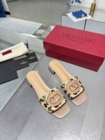 工厂P 华伦25Ss新品拖鞋，小樱桃刺绣V扣又一完美的设计，抛弃了一贯铆钉元素、化繁为简、更加精致耐看上脚尽显优雅气质♀♀♀♀♀ 鞋面：特殊材料 内里：羊皮 大