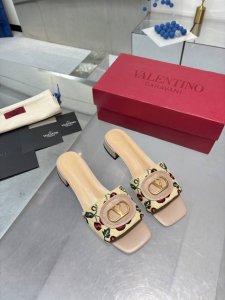 工厂P 华伦25Ss新品拖鞋，小樱桃刺绣V扣又一完美的设计，抛弃了一贯铆钉元素、化繁为简、更加精致耐看上脚尽显优雅气质♀♀♀♀♀ 鞋面：特殊材料 内里：羊皮 大