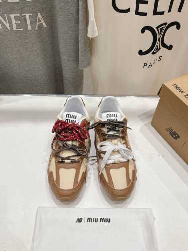 高版本出厂 420 Miumiu 缪缪G027Miu Miu X New Balance联名款运动鞋 2025早春发售前先近赏同样是在十月的巴黎时装周，又被眼尖