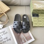 出厂： Gucci 古驰2025顶级专柜 初夏情侣新款 官网上新 独家首发 Gucci 古驰 25S 初夏情侣拖 古驰拖鞋 古驰情侣穿搭 Gucci拖鞋 Guc