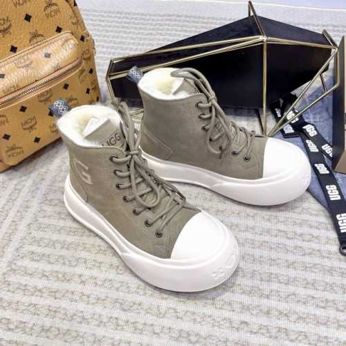 UGG P: Size：女码35-40 澳洲本土UGG新款来袭！市面上少有的圆头设计，彰显冬季里的活泼穿搭，鞋面外侧G字母烫钻更是锦上添花，高帮保暖，用料扎实！