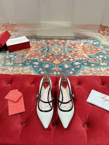 Roger Vivier Rv尖头爱心玛 丽珍凉鞋单鞋系列真正值得珍藏的一款美鞋 会让你的夏日穿搭气质翻倍哦～ 鞋面:采用进口小牛漆皮 内里:混种小羊皮 大底: