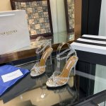 Aquazzura 菠萝2024 春夏新品高跟凉鞋。满满的钻，超闪 精致女人必备款太性感了吧！超级显气质的一款。 松紧套脚一字踝带高跟，简洁别致造型，高挑的鞋身