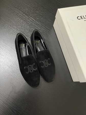 CELIN* 麂皮乐福鞋 自带法式慵懒腔调。标志性的品牌元素精致刺绣其上，简约大方又辨识度十足。一脚蹬设计，便捷又随性，无论是搭配干练西装还是休闲牛仔裤，都能瞬 - 点击图像关闭