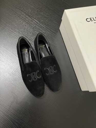 CELIN* 麂皮乐福鞋 自带法式慵懒腔调。标志性的品牌元素精致刺绣其上，简约大方又辨识度十足。一脚蹬设计，便捷又随性，无论是搭配干练西装还是休闲牛仔裤，都能瞬