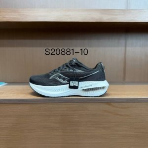纯原 Saucony Triumph 21索康尼胜利21代旗舰级缓震型跑鞋 性能相比前几代再升级：鞋面采用全新升级的工学网设计 贴合脚部更透气 中底部分使用最新