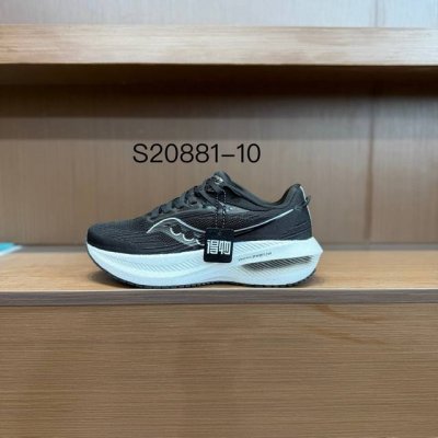 纯原 Saucony Triumph 21索康尼胜利21代旗舰级缓震型跑鞋 性能相比前几代再升级：鞋面采用全新升级的工学网设计 贴合脚部更透气 中底部分使用最新