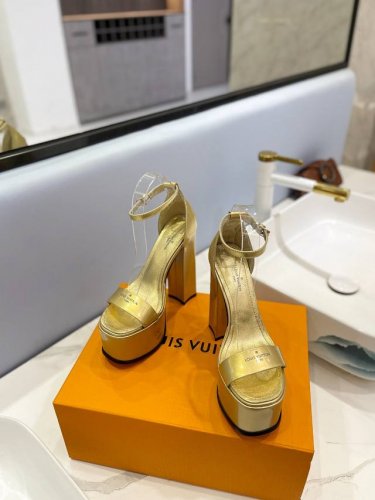 出厂 Loui& Vuitto& Lv欧美风时尚凉鞋 ++= 最新款路易威登传统硬箱的精巧标准品牌扣你前带简约大方 春夏新品 专柜主打最新款高跟系列 硬货上新