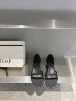 cotem*25Ss春夏新品英伦风凉鞋系列 延续恒久的古典与舒适 独特的细窄圆头鞋型为鞋体的中性基调注入更多精致考量 刻画一个更鲜活的 不拘小节的艺术家形象 标