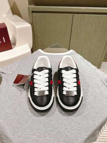 男码10 Gucci 情侣款小白鞋升级版，近几年一直火爆；新色更新不断；明星 网红 直播等必定种草打call，经典时尚风格，5D绘图打印；电绣面等 原版定制牛皮