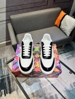 Lv 路易威登。最新潮鞋休闲鞋实体店爆款。新品春夏季舒适进口定制漆皮加牛皮，牛里加网，独特提花面料元素设计。搭配羊皮内里，Lv原版底，高端包装高品质细节决定品质