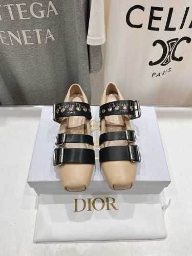 高版本出厂 Dior*迪奥D家2025Ss新款搭扣玛丽珍乐福鞋走秀款芭蕾舞鞋！顶级版本～ 超级仙女范的芭蕾舞鞋，鞋子蛮有看点，方头鞋头 ！颜值超高、个性又时尚、