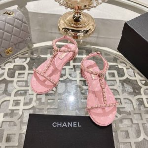 chanel 小香2025Ss春夏最新走秀时装 链条装饰 顶级品质 精确到1 1 轻奢而不累脚 上脚可随意搭配春夏的服饰 更加彰显质感和品味 简约中带奢华的外观