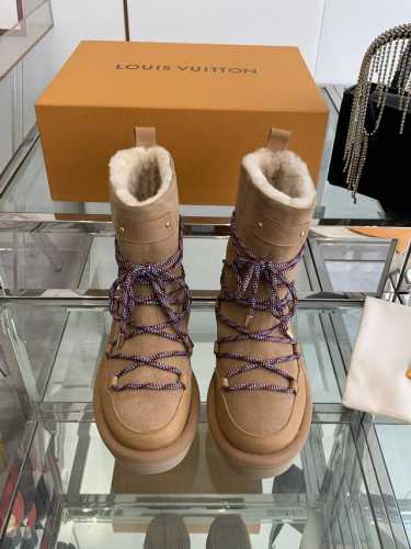 Louis vuitton 路易威登 LV 24ss新款专柜同步毛毛雪地靴 爆发售，鞋面意大利进口高丝光绒面牛皮油腊牛皮压花工艺，全羊皮毛一体内里 鞋底：特供原