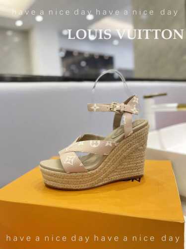 价格： LOUIS Vuitton 走秀款厚底凉鞋 香港原版购入一比一开模 今年的款式比去年增加了新原素 显得更为大牌 皮面款采用原版牛皮 内里垫脚全羊皮 水台