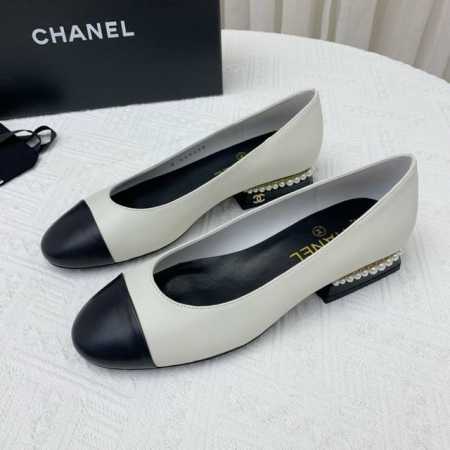 chanel 小香珍珠鞋跟单鞋！新一季必入款！这款芭蕾平底鞋，以香家标志性的双C饰扣搭配珍珠珍饰以后跟，淑女复古风格让人着迷！上脚精致百搭！ 面料原厂定制的小羊 - 点击图像关闭