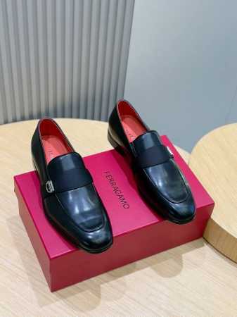 ferragamo菲拉格慕Gancini扣饰莫卡辛鞋 这款男士乐福鞋精致华美，闪亮漆皮鞋面彰显都会格调。杏仁形鞋头展露时尚风范，鞋帮周围饰有立体缝线，撞色筒状滚 - 点击图像关闭