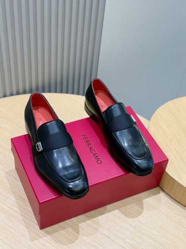 ferragamo菲拉格慕Gancini扣饰莫卡辛鞋 这款男士乐福鞋精致华美，闪亮漆皮鞋面彰显都会格调。杏仁形鞋头展露时尚风范，鞋帮周围饰有立体缝线，撞色筒状滚