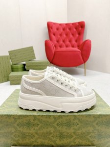 橙子出厂价p gucci 古驰 经典刺绣Gg低帮老花厚底帆布鞋 休闲鞋板鞋 情侣款 这件亮眼吸睛的单品从网球世界中汲取创作灵感 这款运动鞋采用同色调米色和乌木色