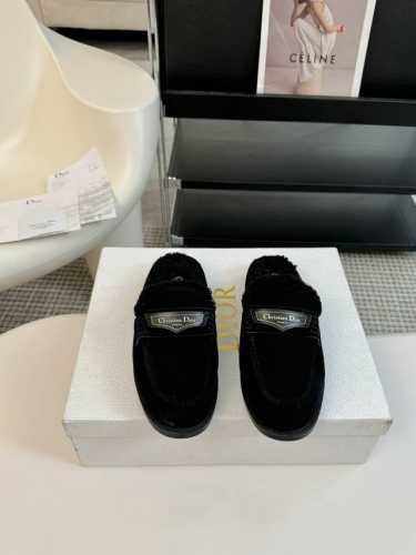半拖 Dior 迪奥秋冬新款毛毛乐福鞋 顶级品质，版型超正，复古时尚经典单品 巴黎时装周第一场分量十足的大秀场打造的新品 灵感由D主设计师巧妙结合在完美鞋型上.