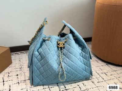 期待己久的香奈儿托特牛仔 时尚感十足，实用性也毫不逊色 无论是逛街、学会还是工作，都能成为你的最佳搭档 尺寸，34 32