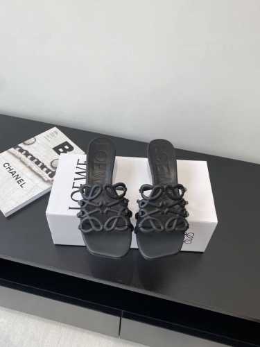 Loewe 罗意威 25Ss 春夏新品拖鞋 简约设计感觉更干净优雅 让你念念不忘 颜色也很耐看 上脚瞬间气质十足气场 简直帅气有型 鞋面采用牛皮印花 内里羊皮垫