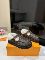 路易威登lv louis vuott on fw24 new arrival～秋冬最新款毛毛拖鞋 这双毛拖也是好好看！皮质的就是非常高级呀！！搭配秋冬的牛仔短