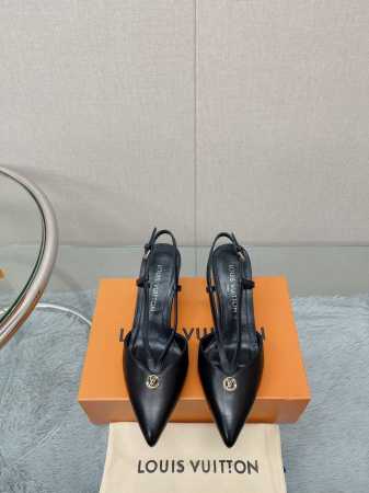 顶级品质 Loui* Vuitte** 新款饰扣猫跟凉鞋 以其尖头和小猫鞋跟而闻名，其独特的星形让人想起字母组合图案。鞋面的深切v巧妙地揭示了脚，由金色品牌圆圈 - 点击图像关闭